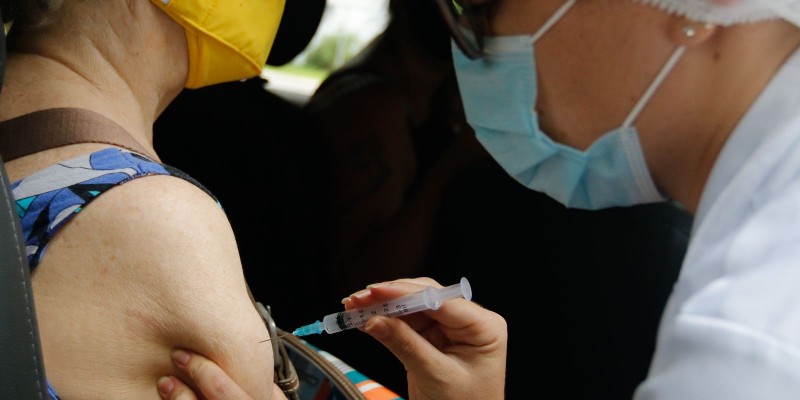 Fiocruz: com avanço da vacinação, mortes e ocupação de UTIs têm queda