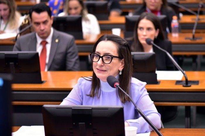 CCJ aprova proposta que cria política de busca ativa de criança que deixou a escola