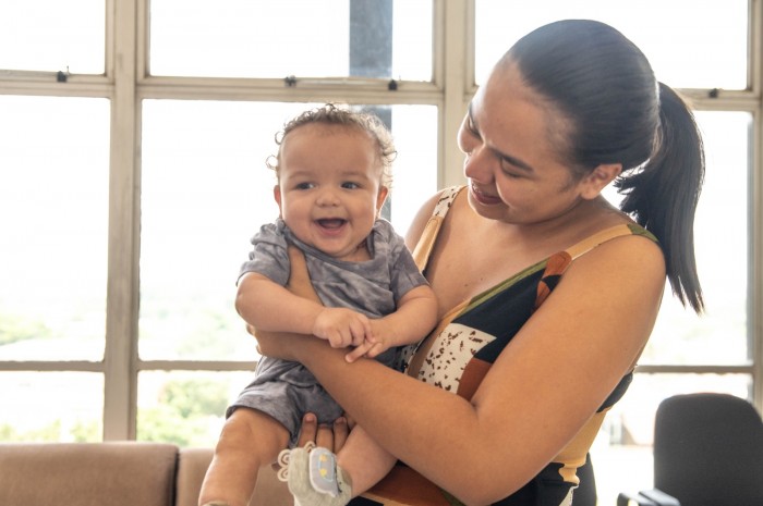 Mãe celebra milagre após cirurgia cardíaca do filho recém-nascido realizada com apoio do Estado