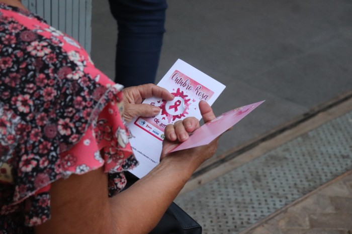 Saúde realiza ação de conscientização em alusão ao Outubro Rosa no Centro de Rio Branco