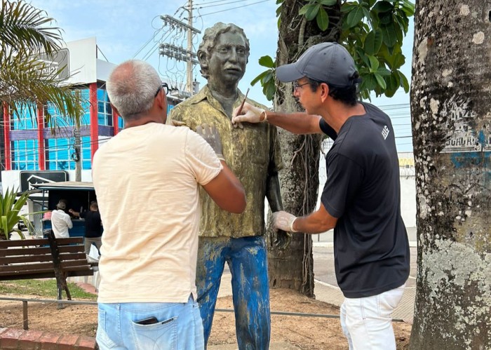 Fundação de Cultura restaura estátua de Chico Mendes localizada na praça Povos da Floresta