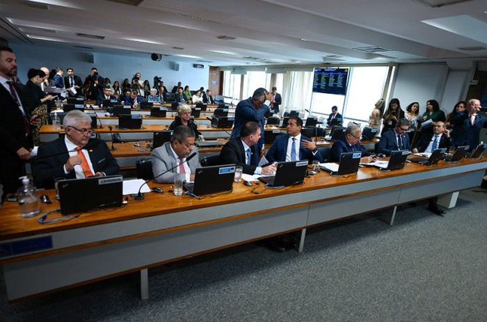 Gestante poderá remarcar teste físico em concurso, aprova CCJ