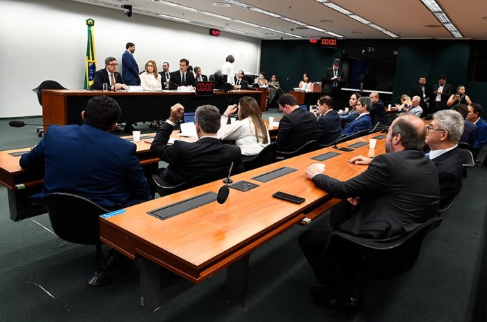 Parlamentares destinam R$ 4 bilhões em emendas de bancada para Fundo Eleitoral