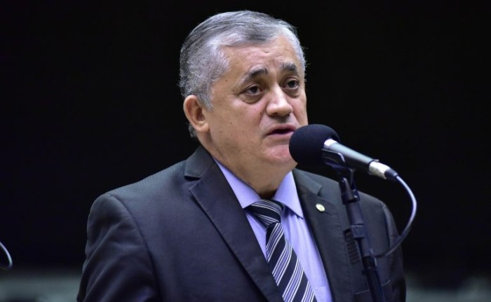 Primeira tarefa do governo em 2024 será regulamentar a reforma tributária, diz líder