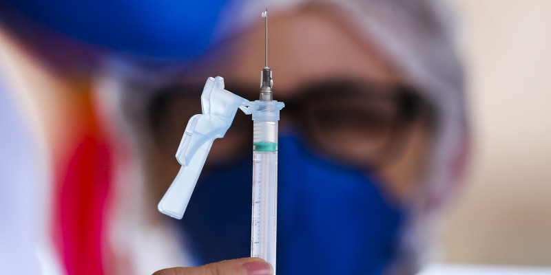 Projeto de voluntários informa disponibilidade de vacinas no país