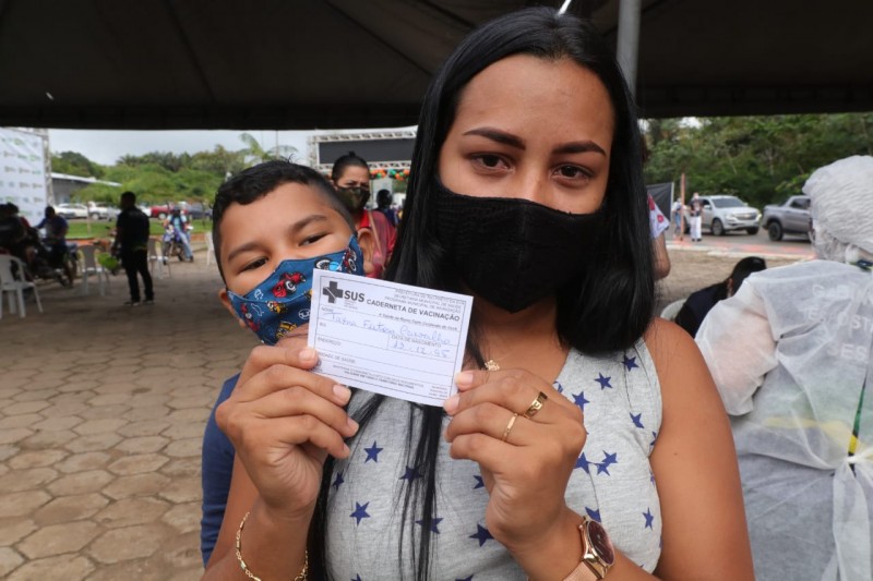 Em Rio Preto da Eva, mãe se emociona ao ver filha de 25 anos ser vacinada contra Covid-19