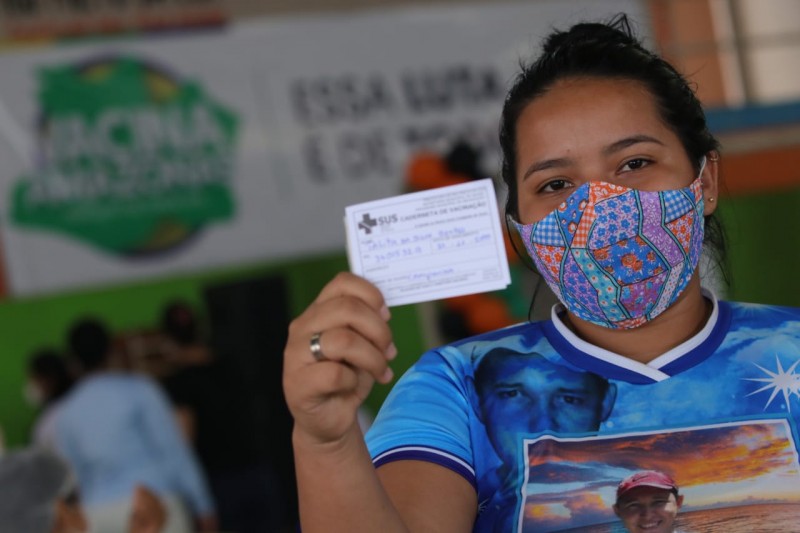 ‘Casal 20’: namorados não perdem tempo para se vacinar contra Covid-19, após governador ampliar faixa etária em Rio Preto da Eva