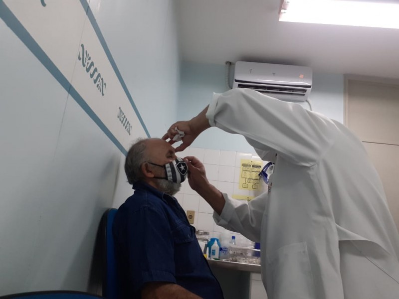 Pacientes da Policlínica Codajás tiram medidas para modelagem de prótese ocular