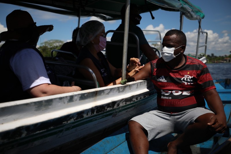 Drive-thru fluvial favorece população ribeirinha de Iranduba durante campanha Vacina Amazonas