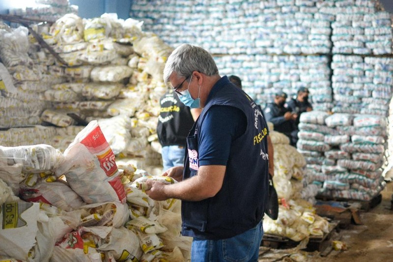 Procon-AM e Polícia Militar apreendem duas toneladas de sal com embalagens violadas, em Manaus
