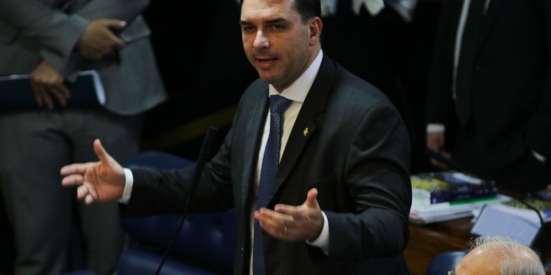 Presidente deve ficar três dias internado em SP, diz Flávio Bolsonaro