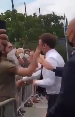 Presidente da França é agredido durante viagem oficial