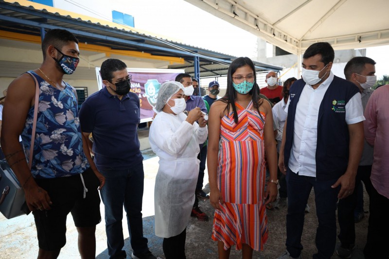 À espera do primeiro filho, casal se vacina em Careiro Castanho