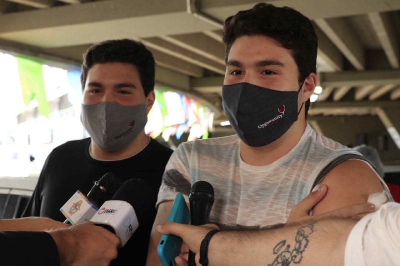 ‘Ansiosos para voltar à vida normal’, gêmeos recebem primeira dose contra Covid-19 no Vacina Amazonas