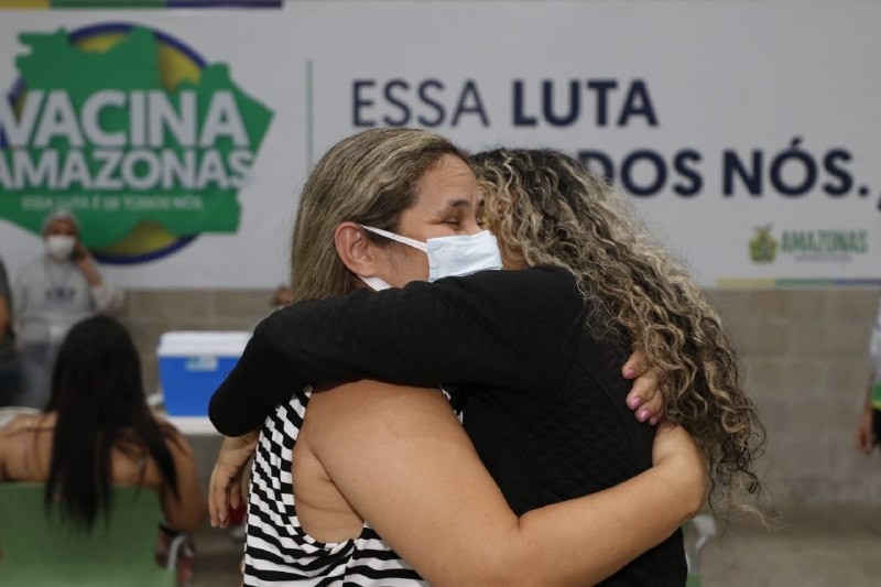 Ato de amor: mãe e filha são vacinadas juntas na abertura do mutirão Vacina Amazonas