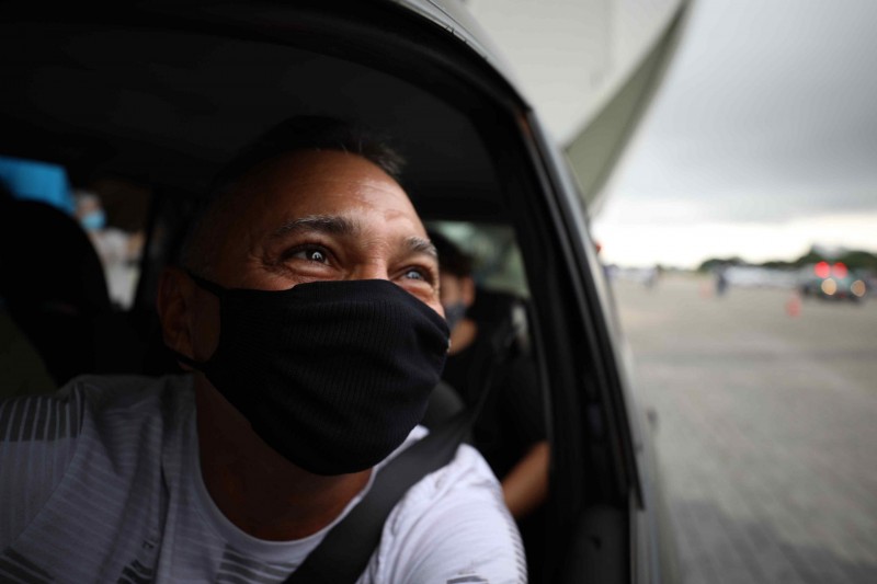 ‘Começo de alegria’, diz pai com dois filhos vacinados na Arena da Amazônia