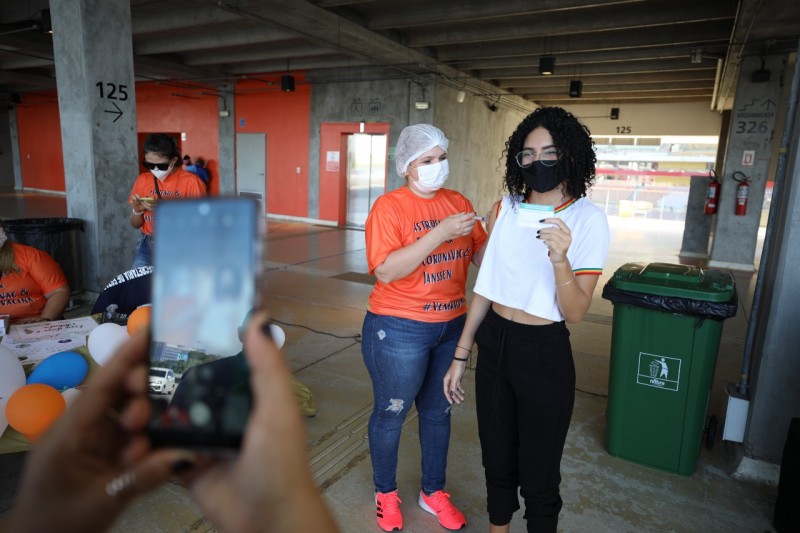 #TBT: Familiares registram momento da vacinação de jovens na Arena da Amazônia
