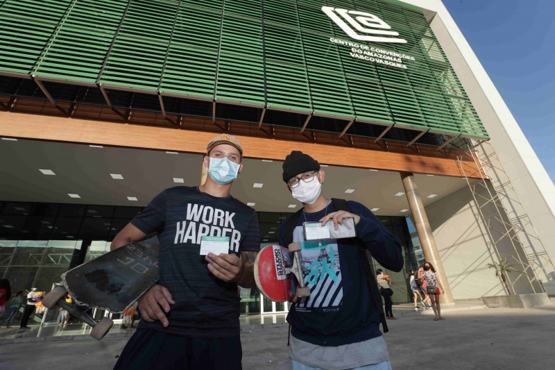 Amigos vão de skate para vacinação no Vasco Vasques