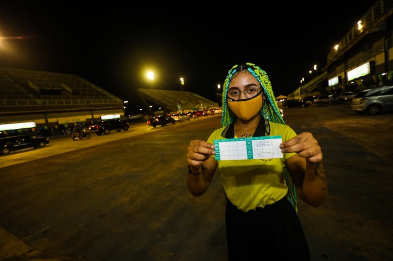 Jovens exaltam emoção durante vacinação no sambódromo