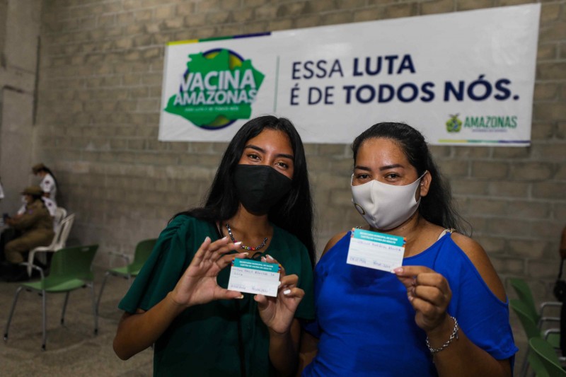 Mãe e filha se vacinam juntas seis meses após perda da matriarca para a Covid-19