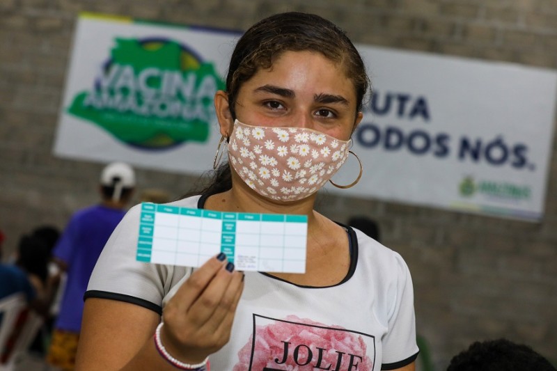 Jovem comemora aniversário na fila de vacinação no Vasco Vasques