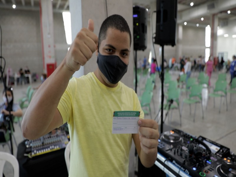 DJ que anima o mutirão Vacina Amazonas aproveita para se imunizar