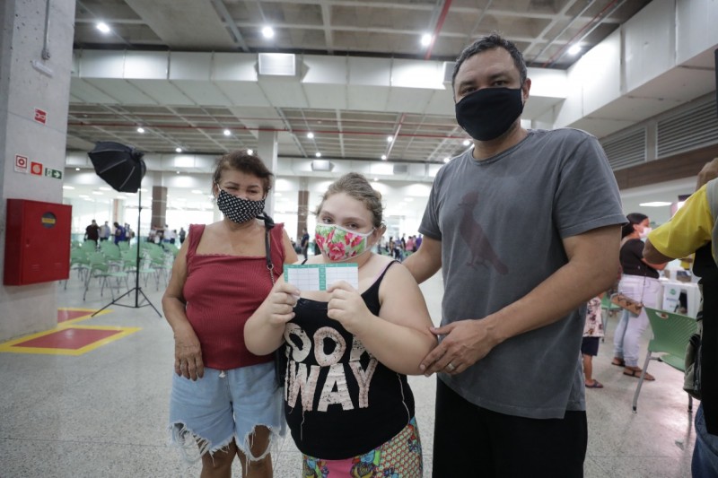 Família aproveita mutirão para levar jovem autista para se vacinar no Vasco Vasques