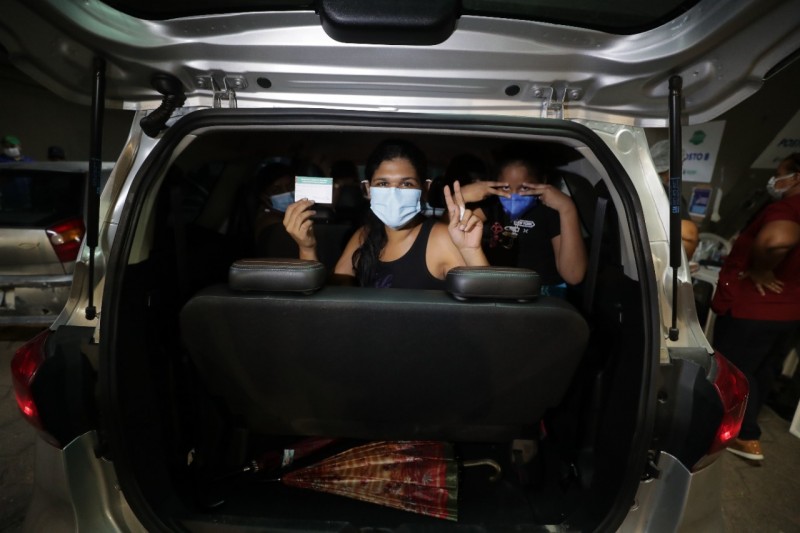 No Sambódromo: Tios incentivam e jovens se vacinam, mesmo receosas, contra a Covid-19 no mutirão