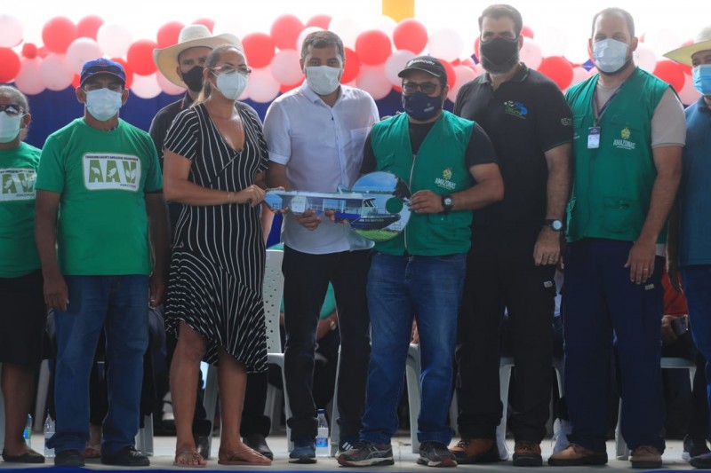 Wilson Lima entrega nova embarcação para Reserva de Desenvolvimento Sustentável do Uatumã