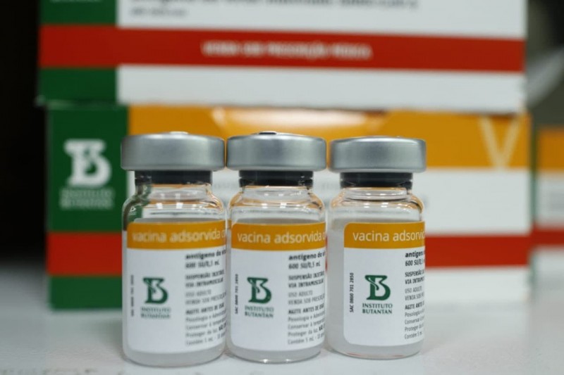 Governo do Amazonas recebe 25.300 doses de vacina contra a COVID-19