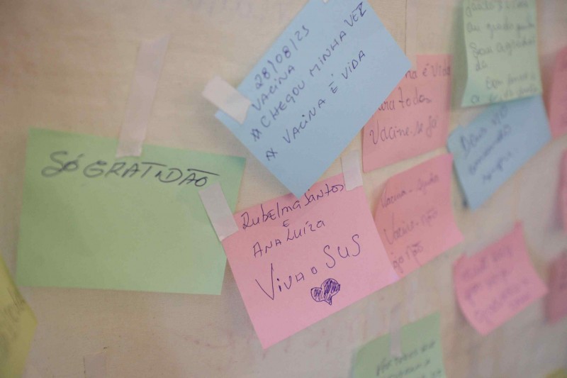 Vacina Amazonas: em painel montado no Vasco Vasques, população deixa bilhetes de agradecimento após vacinação