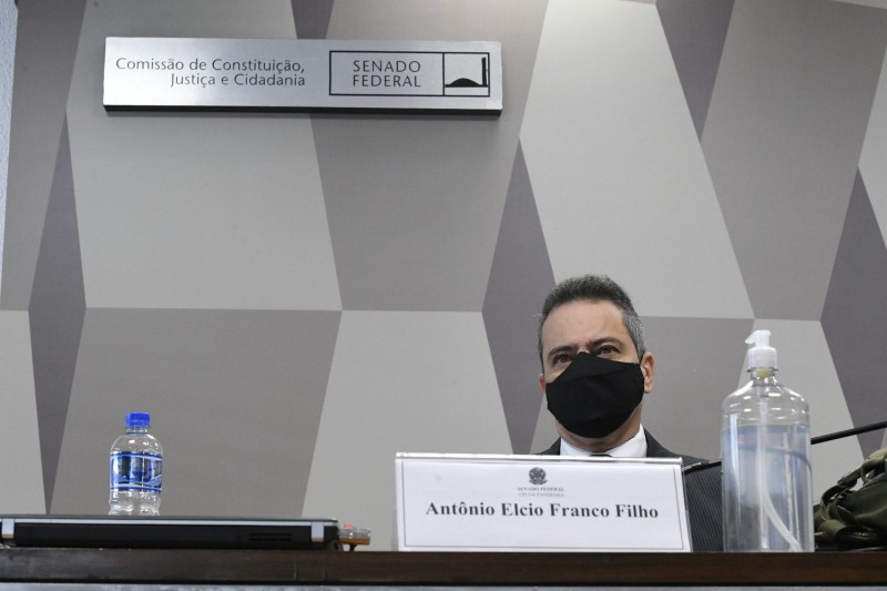 Elcio Franco diz que Pfizer exigiu lei para viabilizar acordo por vacina
