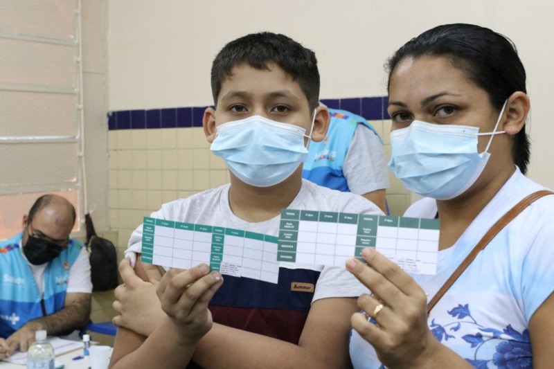 Vacina Amazonas: mãe e filho tomam 1ª e 2ª dose durante 20ª edição do mutirão