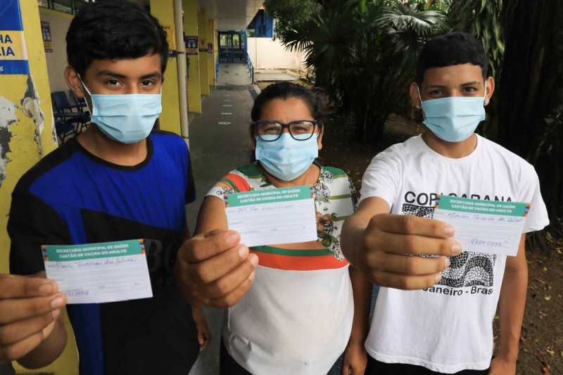 Vacina Amazonas: mãe e filhos adolescentes tomam 1ª dose contra Covid-19 durante mutirão em Manaus