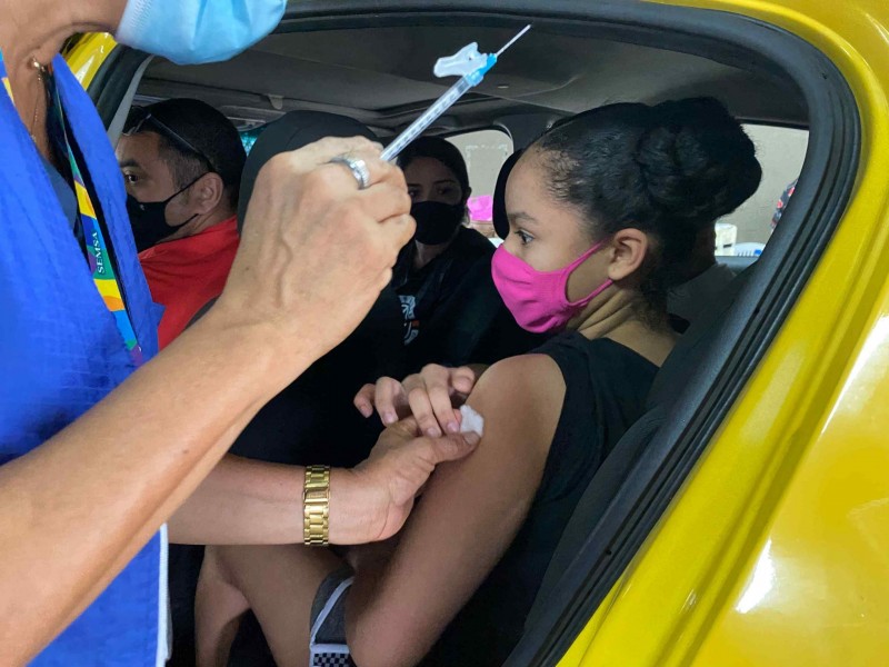 Vacina Amazonas: ‘Esperança’, diz mãe, após ter filhos gêmeos de 12 anos vacinados com primeira dose