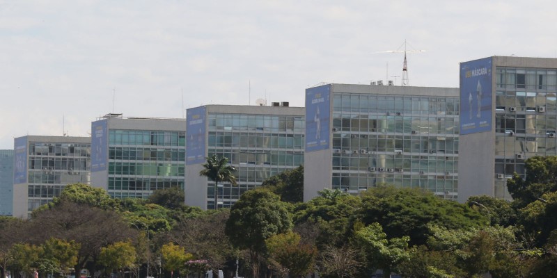 Decreto regulamenta aquisição de itens de luxo pela administração 